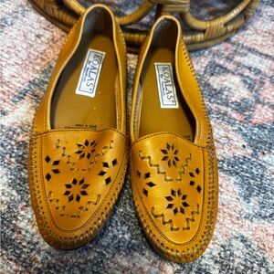 Vintage Maine Woods Women's Tan Cut-Out Loafers